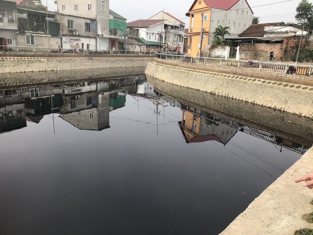 Nghệ[-]An:[-]Kinh[-]hãi[-]nước[-]trong[-]kênh[-]hào[-]Thành[-]Cổ[-]đột[-]ngột[-]chuyển[-]đen[-]như[-]mực!
